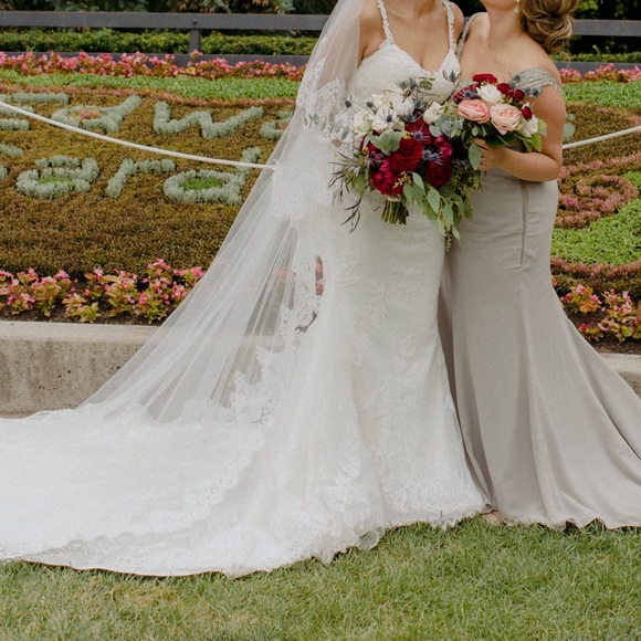 Stunning wedding dress with most beautiful back detail and train - Picture 3 of 5